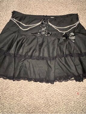 Hot Topic- Thorn & Fable Black Mall Goth Tiered Chain Mini Skirt Plus Size 3
